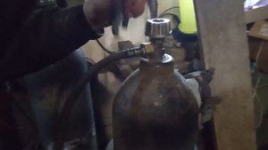 Как правильно перелить смесь Ar+Co2 из большого баллона в маленький.