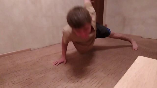 Отжимания на одной руке впервые? смотреть онлайн