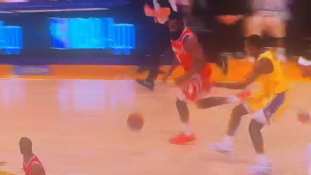 Chris Paul pucnhes Rajon Rondo in the face!! Lebron James holds Chris Paul back!!! смотреть онлайн