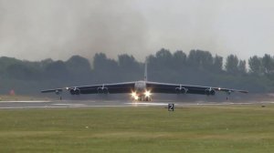В США у бомбардировщика B-52 во время полета отвалился двигатель