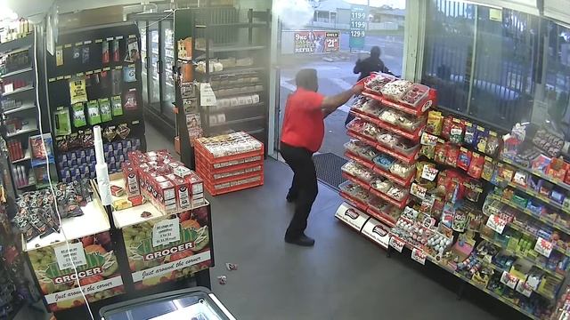 ЖЕСТЬ !!!!!! Менеджер магазина при помощи конфет предотвратил ограбление, попытка ограбления смотреть онлайн