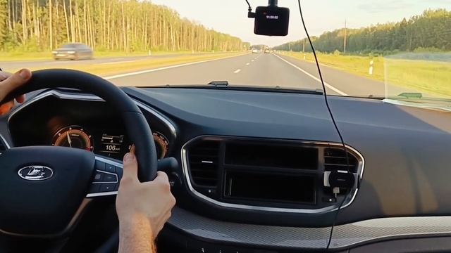 Еду по трассе на Lada Vesta NG 2023 года с пассажирами, багажом и включенным кондиционером | 90л 1.