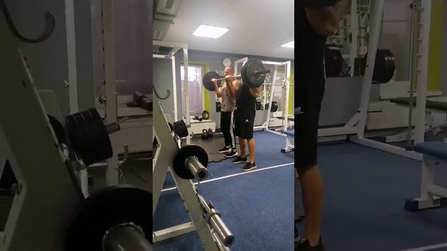 Подъем штанги на бицепс на ровном грифе 100 кг