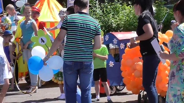 Парад колясок. Конкурс украшенных колясок.