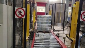 Упаковка ведёр на паллете в стретч-плёнку | Автоматический паллетообмотчик ROBOPAC HELIX EVO