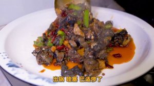 【超小厨】这父子倆嘴馋想吃肉，怀孕媳妇买2只乌骨鸡，两种辣椒张飞鸡一锅炒，辣过瘾！