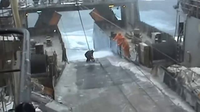 Работа настоящих мужчин. Выборка трала в шторм