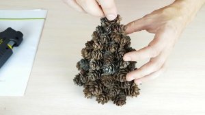 Новогодняя поделка - Ёлка из шишек!