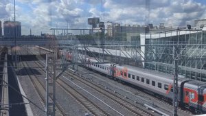 Электровоз ЭП2К тянет пассажирский поезд №479 Санкт-Петербург - Сухум Абхазия. Восточный вокзал