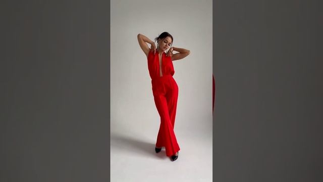 Красный вечерний комбинезон с открытой спиной смотреть онлайн