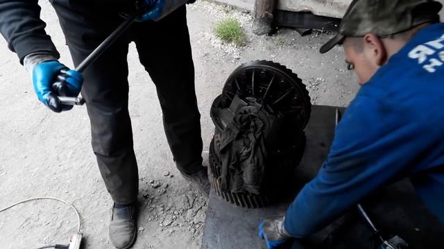 Снимаем КПП, разбираем делитель Камаз, китайский редуктор, ремонт корзины! Часть3! смотреть онлайн