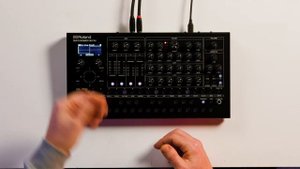 Roland SH-4d Desktop Synthesizer Demo
