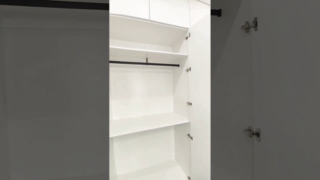 Большой белый шкаф в спальню ??? #мебель #минимализм #современныйдизайн #шкафдопотолка #шкафы
