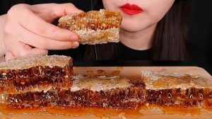 кушаю  медовые соты ???