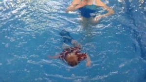 Плавание грудничков - Плаваем и ныряем в ластах в 11 месяцев