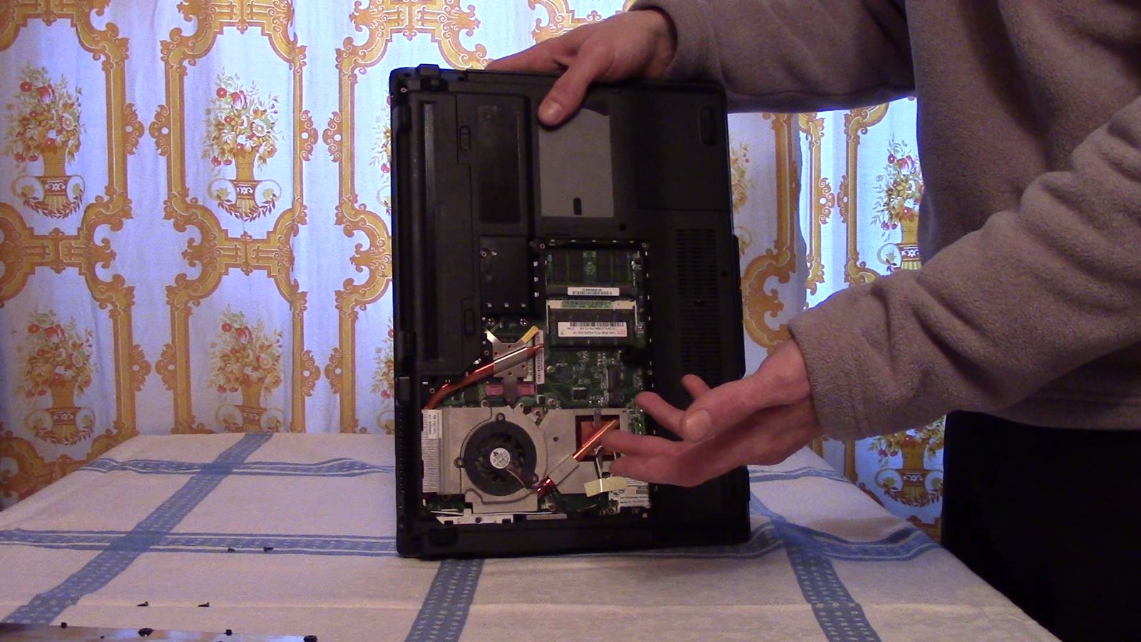 Чистка ноутбука от пыли. Устранение проблем глюков и перегрева. смотреть онлайн