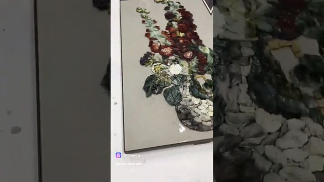 Необычная картина из цемента, камня и смальты
