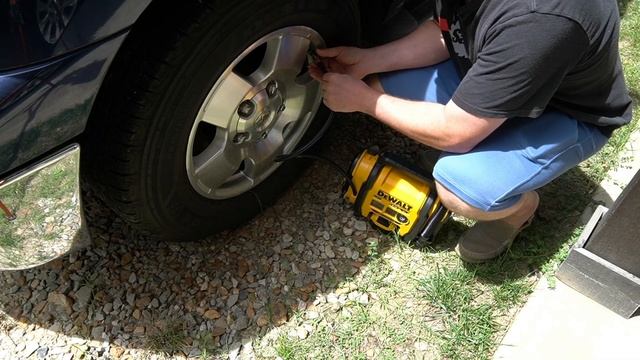 DEWALT 20V MAX Cordless Tire Inflator Review (DCC020I) смотреть онлайн