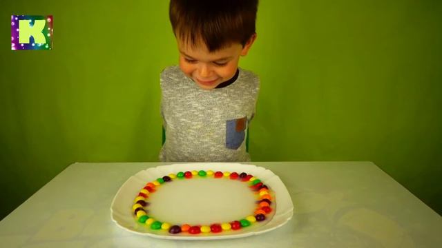 У нас получилась Радуга из Skittles Опыты в домашних условиях для детей