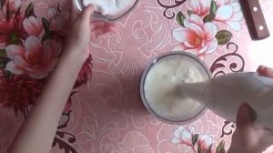 Коктейль из банана и молока в блендере