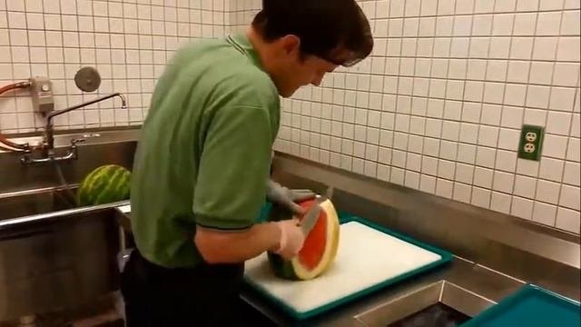 Как быстро и просто нарезать арбуз.