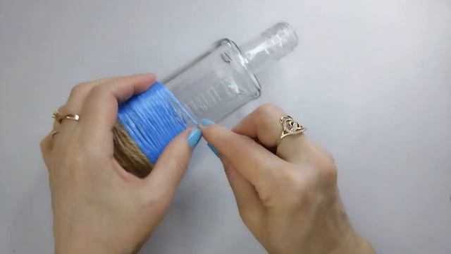 Супер простой и красивый способ декора бутылки джутом и цветами. DIY/рукоделие