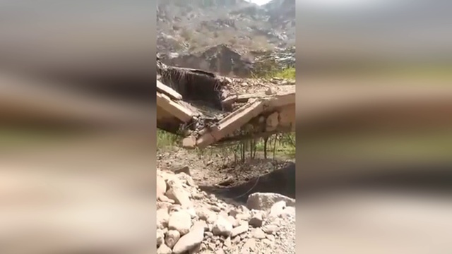 РАЗРУШИЛСЯ МОСТ 2018, НЕ ВЫДЕРЖАЛ ВЕСА ГРУЗОВИКА 2018!!! смотреть онлайн