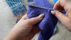 МК НОСОЧКОВ С МЫСКОМ "ЛЕНИВЫЙ" БУМЕРАНГ И ЗАКРЫТИЕМ МЕТОДОМ ТРЁХ СПИЦ