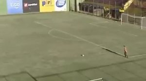 Гол от ворот до ворот. Вратарь забил с 83 метров   Goal keeper from 83 meters