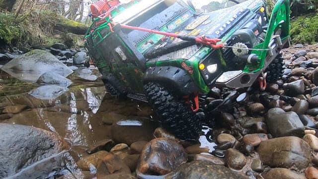 Traxxas TRX-4 defender river run with big fall at the end смотреть онлайн