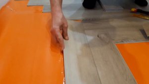 Монтаж каменно - полимерной плитки (кварц - винила) "Alpine Floor" ёлочкой.