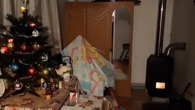 Уют. Ёлка. Печь. С Наступающим! #уют #дача #тепло #печь #наступающий #новыйгод #СлаваБогу