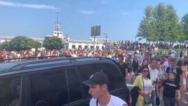 Огромное количество людей на Почтовой площади в Киеве смотреть онлайн