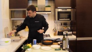 Оссобуко. Стейк из говядины с овощами и соусом Гремолата