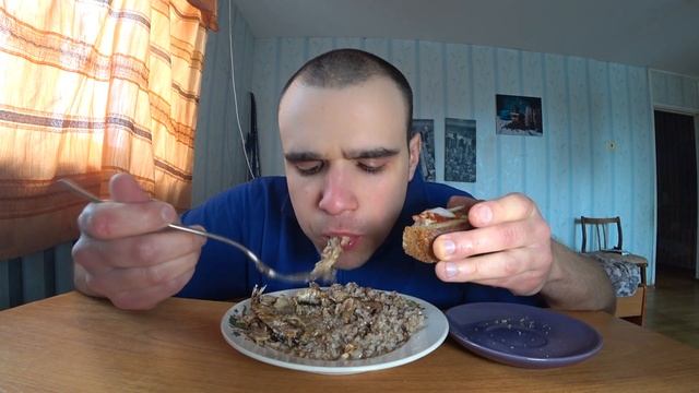 МУКБАНГИТИНГ ШПРОТЫ и КАША ГРЕЧНЕВАЯ БУТЕРБРОД с КЕТЧУПОМ и ЛУКОБЖОР ЕДА УЖИН MUKBANGEATING