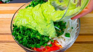 ТАКОЙ САЛАТ ИЩУ ВСЕ! НАСТОЛЬКО ВКУСНО, что не остается на столе! Замените ужин обалденным салатом
