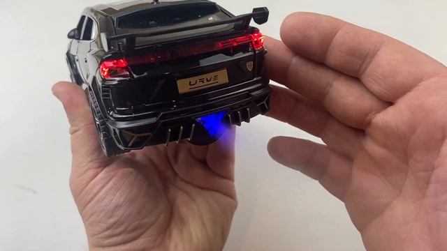 Такой машинки нет ни у кого: Lamborghini Urus как настоящая ревет дымом из трубы.