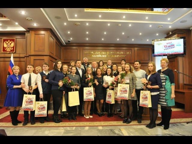 В День Конституции Александр Горовой вручил первые паспорта 14-летним россиянам
