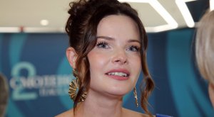 Актриса Анна Пескова делится с дочкой старыми аудио кассетами