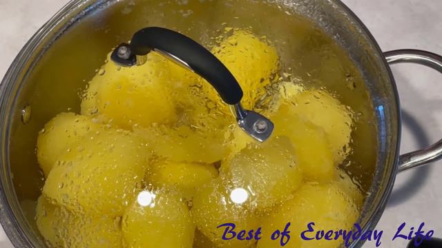 Creamy and Delicious Yellow Mashed Potato that will be a star of any holiday table. смотреть онлайн