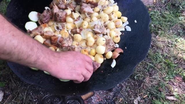 Садж- ребрышки с картофелем и овощами на костре.