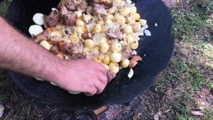 Садж- ребрышки с картофелем и овощами на костре.