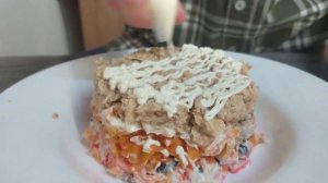 Салат с горбушей и крабовыми палочками слоеный