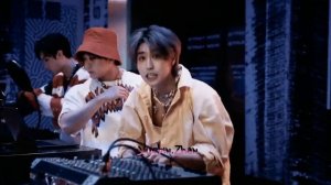 Stray kids - Она крутит свой роман, собранный чемодан ?