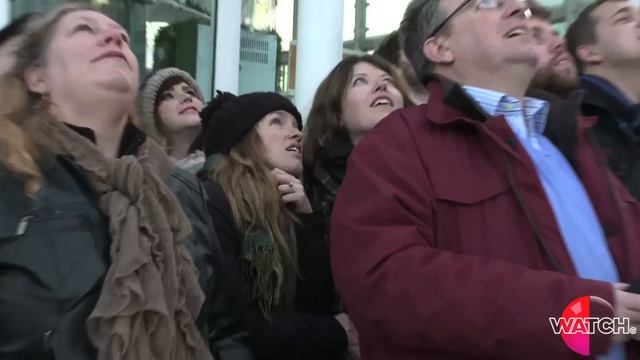 Jonathan Goodwin hangs from the London Eye смотреть онлайн