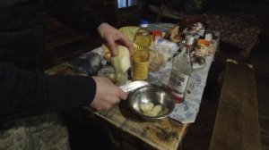 О ТАКОЙ УХЕ МЕЧТАЕТ КАЖДЫЙ / РАДИ ТАКОГО БЛЮДА ПРИЕХАЛИ ДАЛЕКО В ТАЙГУ. ЖИВЁМ В ИЗБУШКЕ У РЕКИ.