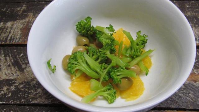 Салат из брокколи с оливками и брынзой