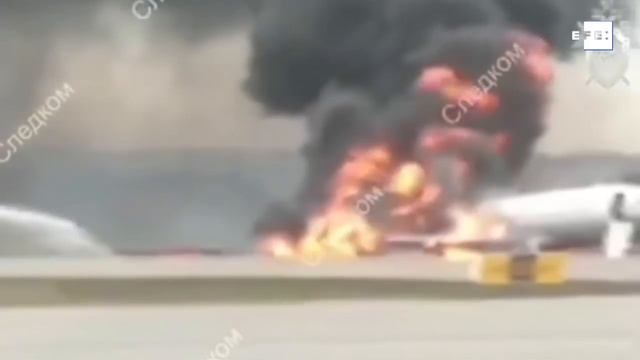 Al menos 40 muertos en el avión incendiado en Moscú смотреть онлайн