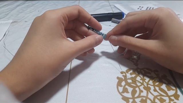 делая айфон из бисера