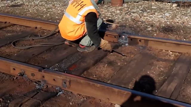 Опасная работа у железнодорожников смотреть онлайн